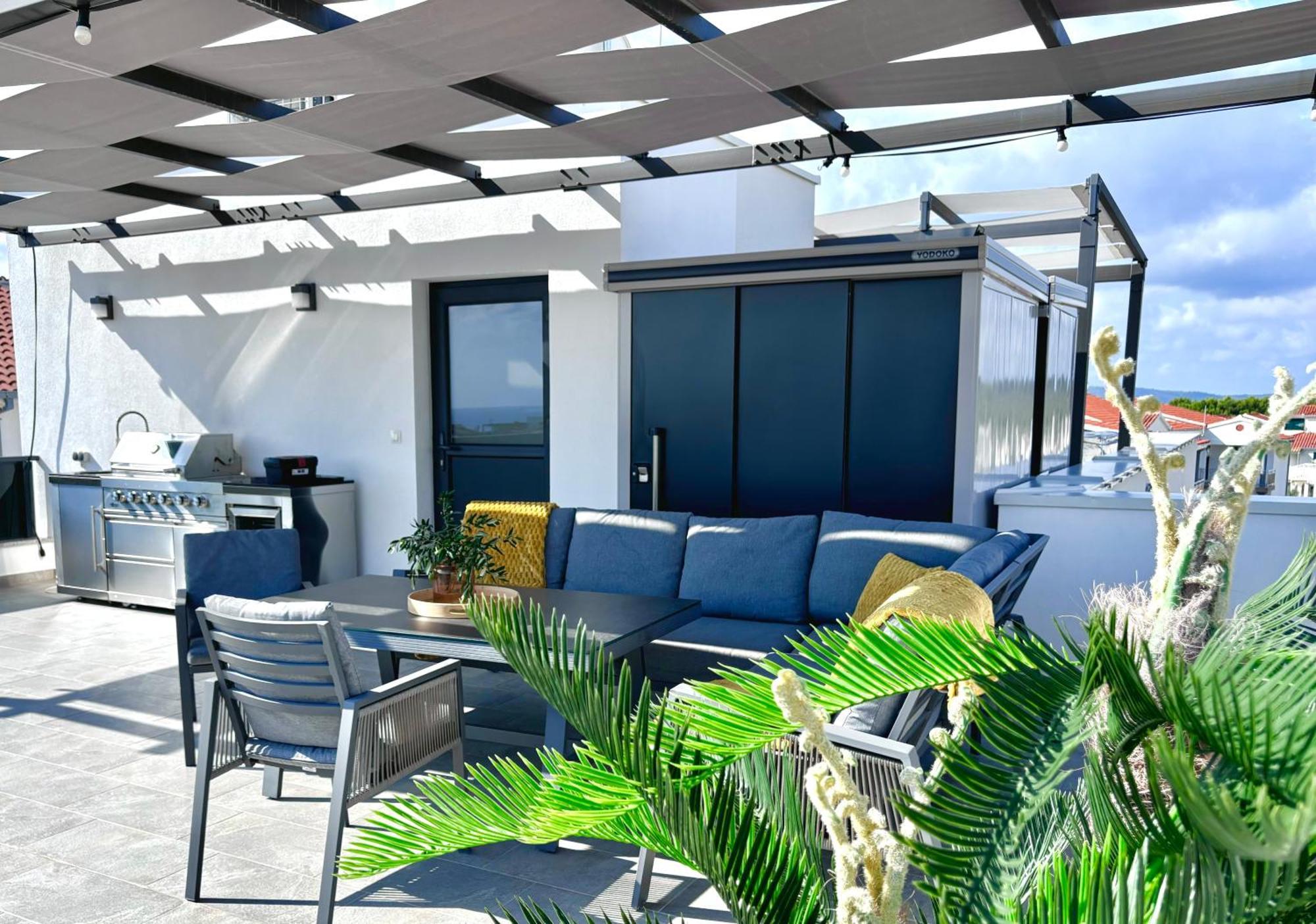 Apartment Agnes With 63 M2 Rooftop Terrace, Grill And Pool Okrug Gornji Luaran gambar